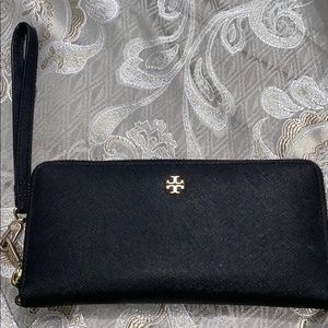 100 % Authentic Tory Burch wristlet wallet